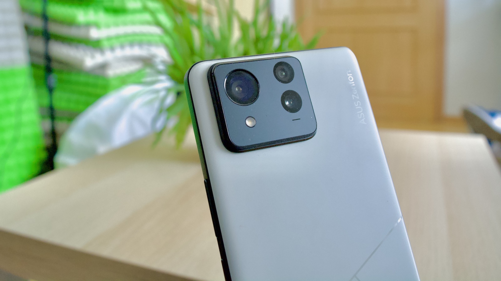 Asus Zenfone 12 Ultra: Február 6-án érkezik AI funkciókkal és 3,5 mm-es jack csatlakozóval