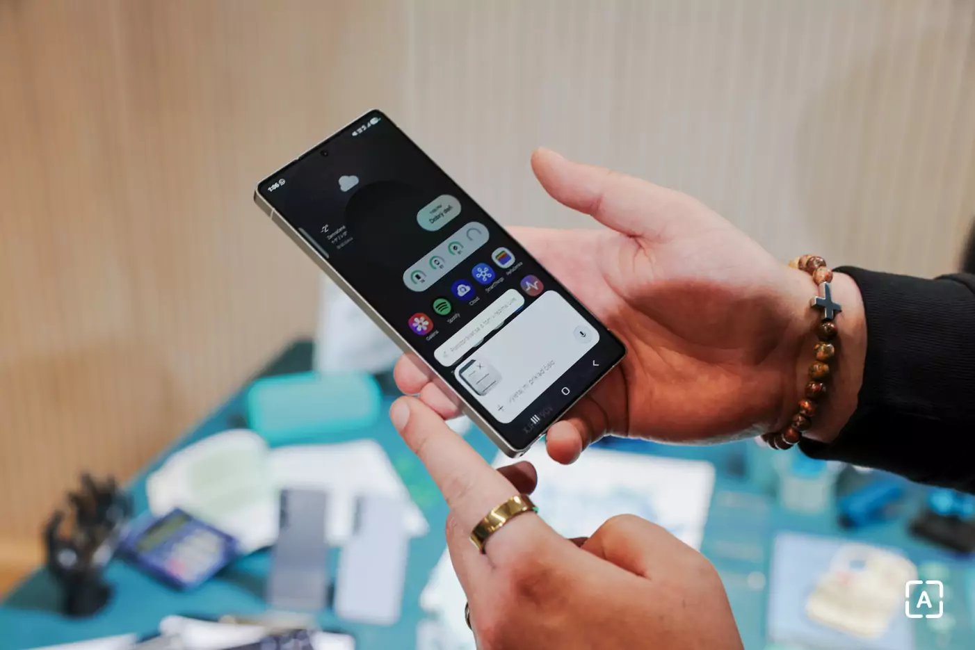 Akár 2 méterről történő esést is kibír a Galaxy S25 Ultra kijelzője