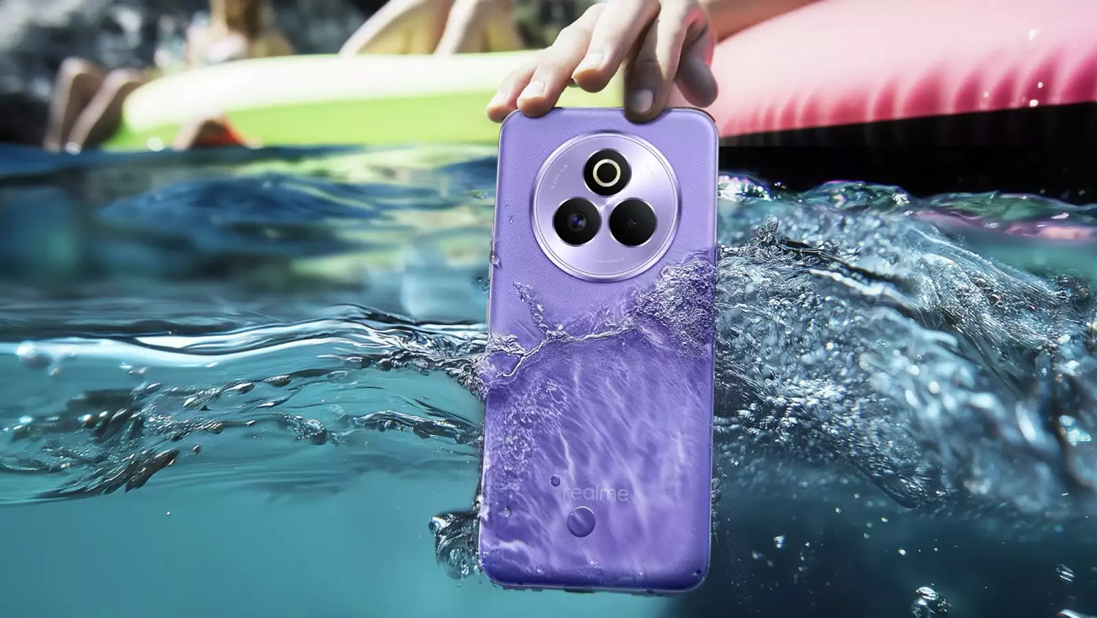 A Realme P3 Pro tartós, vékony testet kínál, amely világít a sötétben