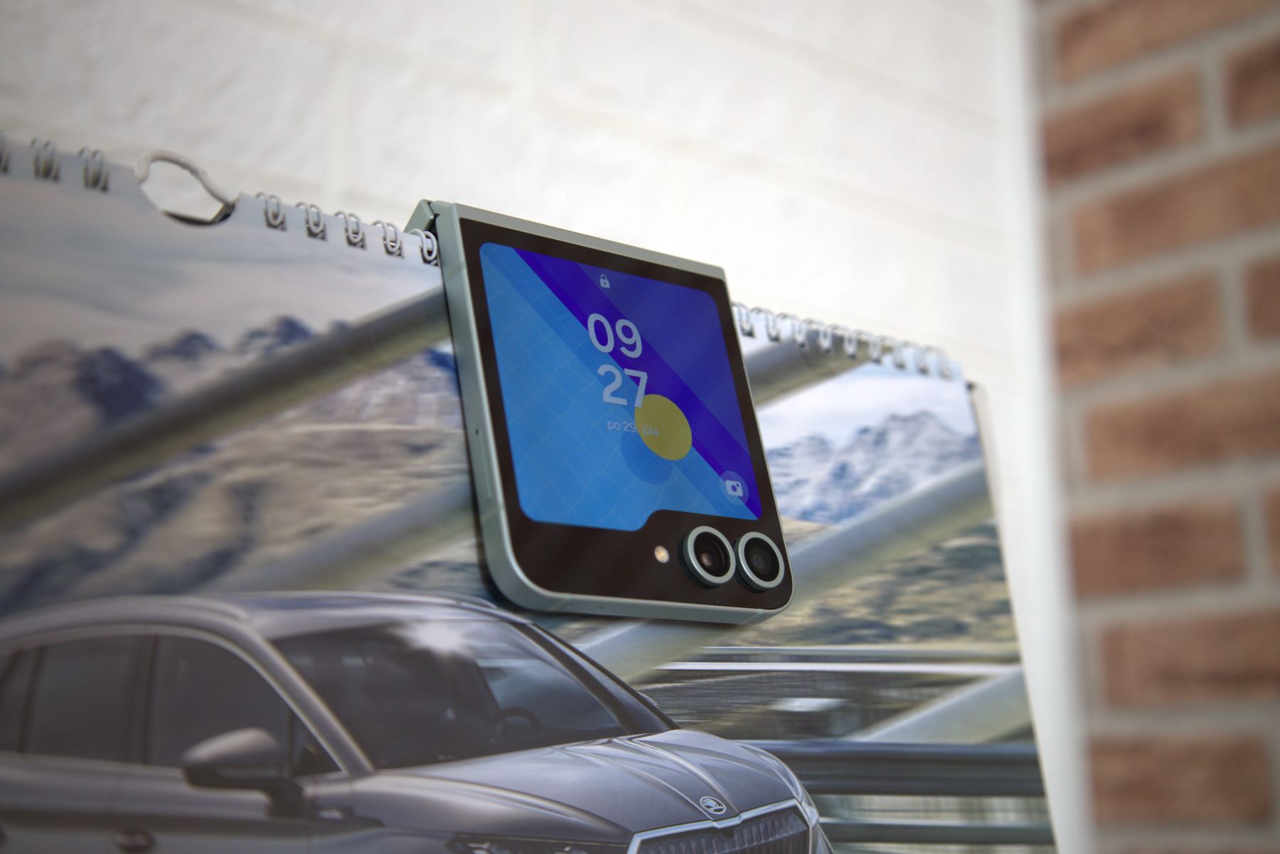 A Samsung Galaxy Z Flip7 változást hoz, amellyel felülmúlja a Motorola Razr 50-et